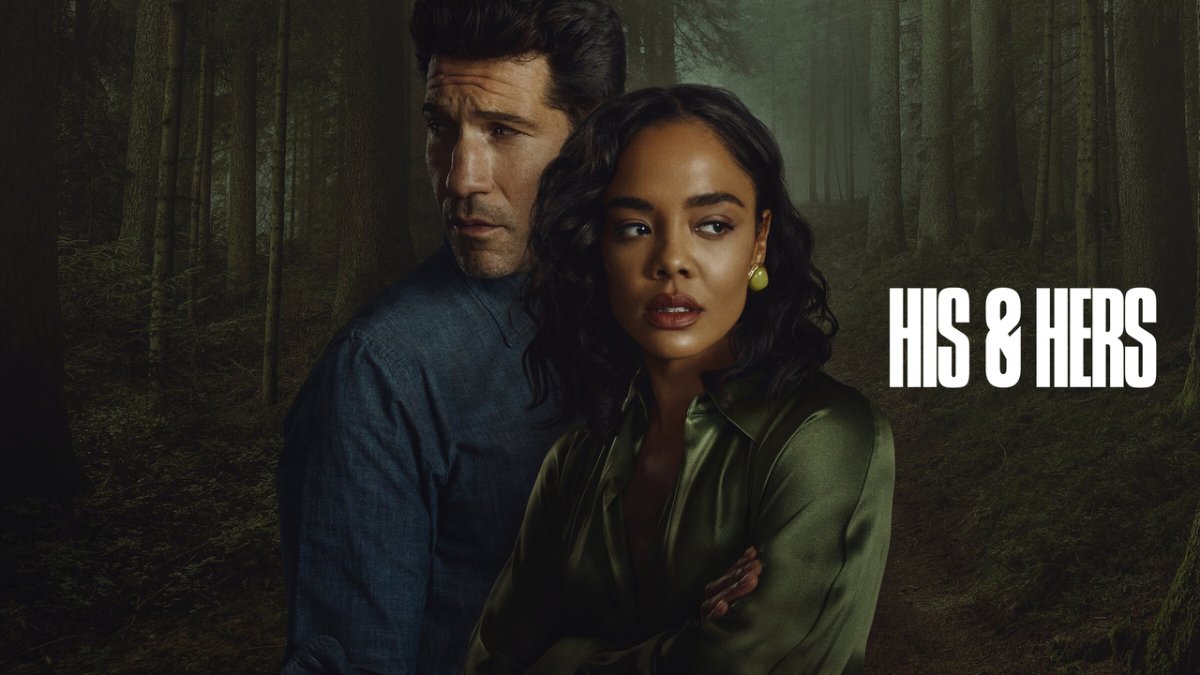《His & Hers》劇集海報：樹林背景前一名男子及一名穿綠衣的女子背靠背站立