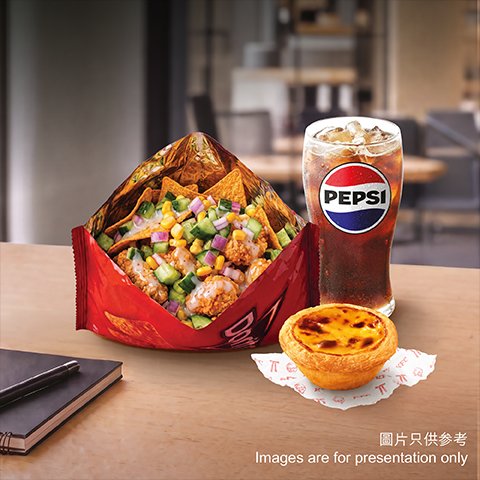 KFC雞粒粟米片奇脆撈套餐示意圖，桌上有小食、經典葡撻及中杯汽水