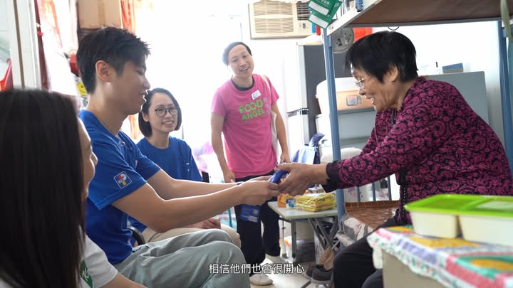 一餐飯嘅暖意由我哋送出，再由你哋接力 早前，百佳x家樂牌義工走入深水埗，穿梭屋邨、唐樓，為近200位老友記送暖。