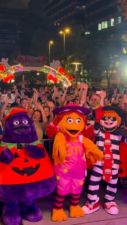 滑嘟嘟、漢堡神偷同小飛飛又走咗去亂入尖東麼地道花園「TST East Halloween Beats」